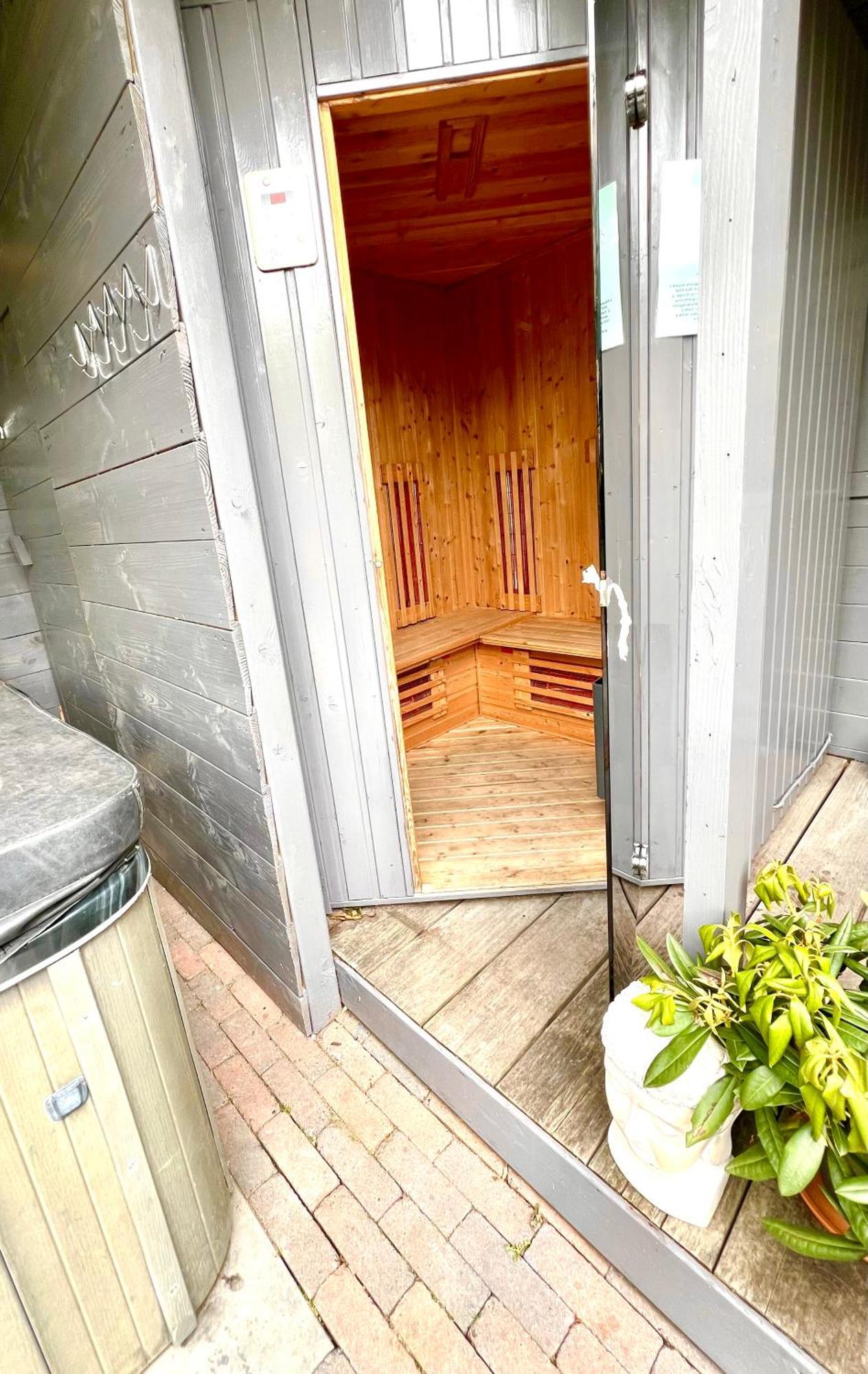 Buddha Style Family House & Jacuzzi & Sauna Near Amsterdam Vijfhuizen Exteriör bild